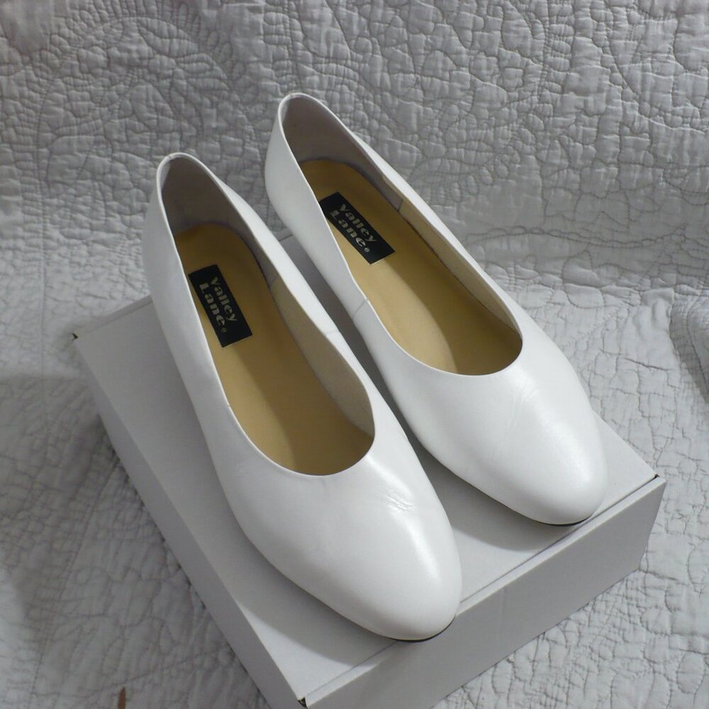 EXCELLENT USED CONDITON VALLEY LANE WHITE LEATHER PUMPS SIZE 14WW